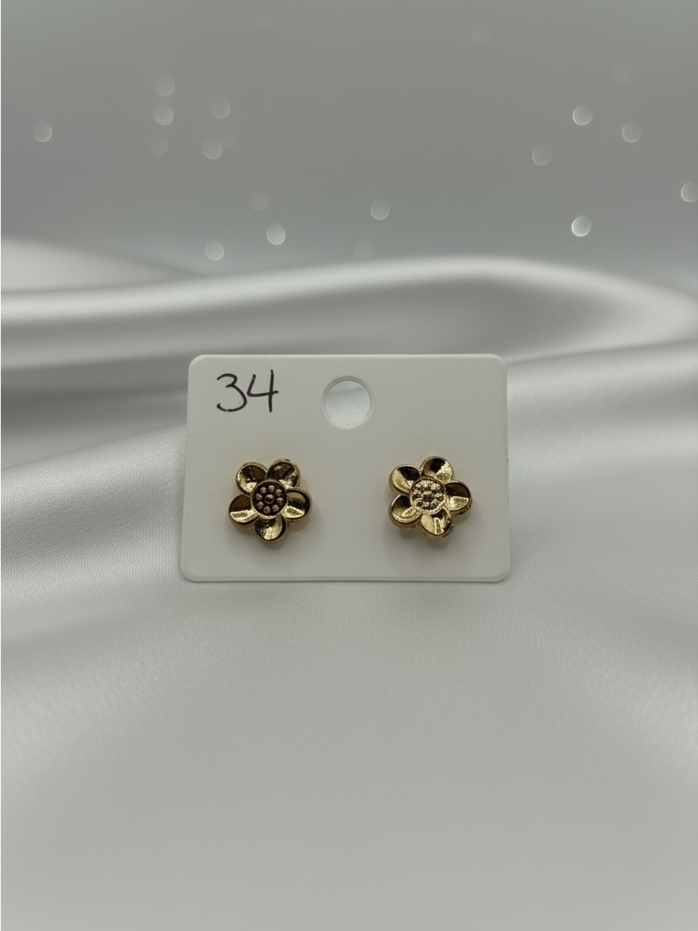 Gold Tone Flower Stud Earrings NWOT Floral Jewelry Minimalist Earrings